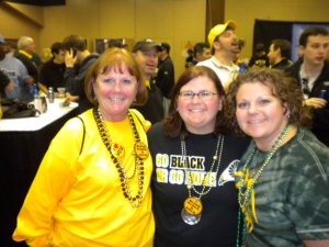 Norvell with daughters Jill Trudeau (middle) and Susan Brooks (right). 